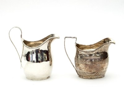 Lot 123 - A George III silver cream jug, London 1807,...