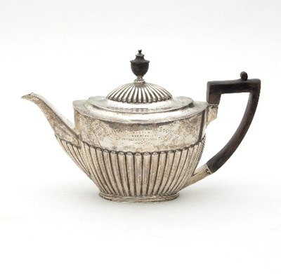 Lot 130 - A silver teapot, Goldsmiths & Silversmiths Co,...