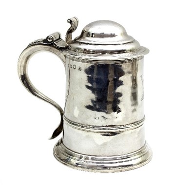 Lot 159 - A George II silver tankard, Henry Payne,...