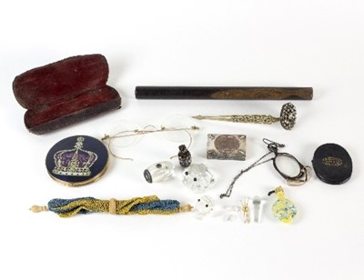 Lot 181 - A quantity of sundries including a Stratton...