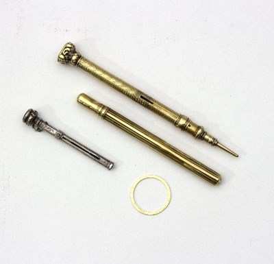 Lot 185 - A gold cased seal top propelling pencil by...