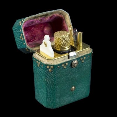 Lot 189 - A Georgian shagreen etui, the fitted interior...