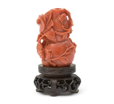 Lot 192 - A Chinese carved hardstone snuff bottle of...