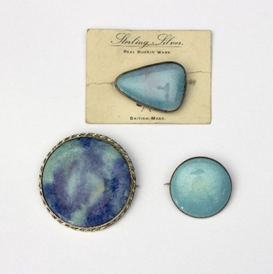 Lot 206 - A Ruskin Arts and Crafts ceramic brooch, of...