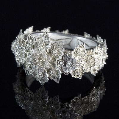 Lot 211 - An elaborate filigree hinged bangle with...