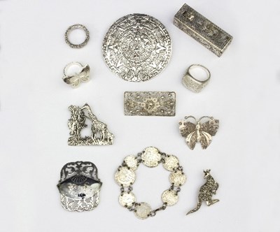 Lot 272 - A small group of silver jewellery, including...