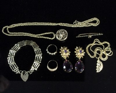 Lot 300 - A quantity of gold jewellery including 18ct...