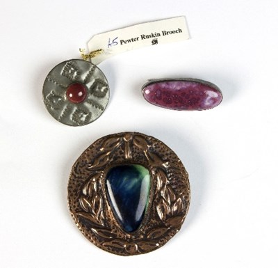 Lot 314 - A Ruskin Arts and Crafts ceramic oval brooch,...