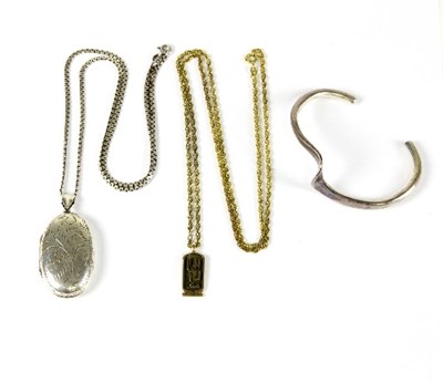 Lot 537 - A 9ct gold Egyptian cartouche pendant, a chain,...