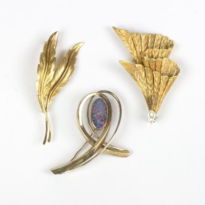 Lot 563 - A 9ct gold brooch of stylised flowing feather...