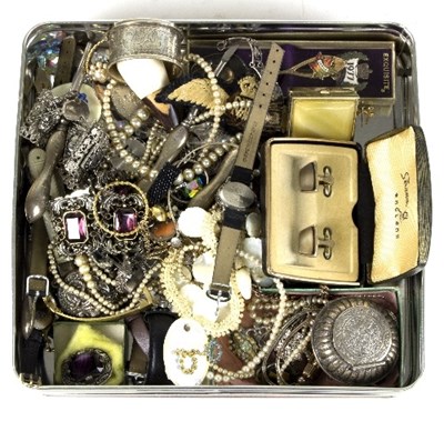 Lot 602 - A quantity of costume jewellery and sundries...