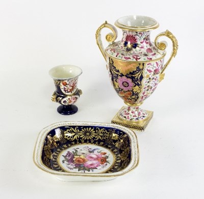 Lot 686 - An English porcelain vase, circa 1840,...