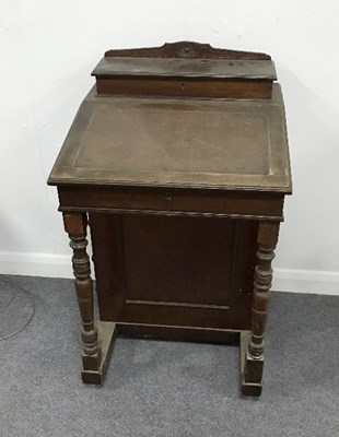 Lot 945 - An Edwardian Davenport