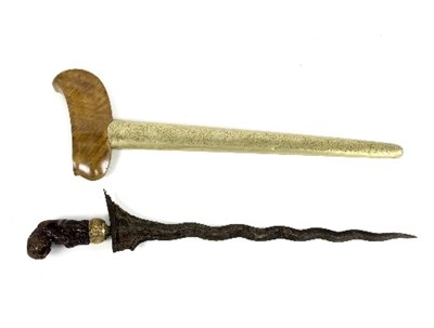 Lot 1197 - An Indonesian short sword with engraved...