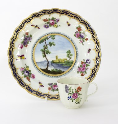 Lot 190 - A Worcester fluted teacup decorated floral...