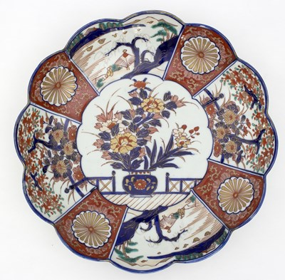 Lot 264 - A Japanese Imari dish with scalloped border,...