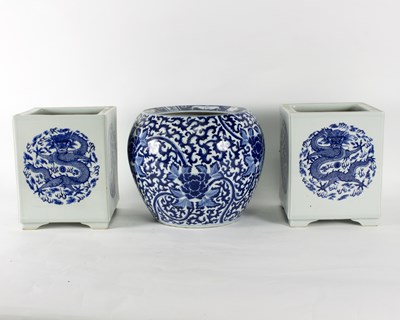 Lot 301 - A pair of Chinese blue and white jardini?re of...