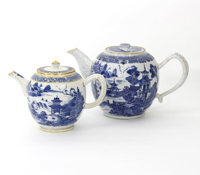 Lot 326 - A Chinese blue and white teapot, circa 1800,...