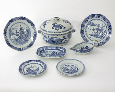 Lot 329 - A Chinese blue and white tureen and cover,...