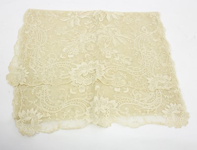 Lot 501 - A quantity of textiles and lace, etc.