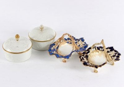 Lot 338 - A pair of Derby circular boxes and covers,...