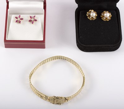 Lot 1167 - A 14ct gold bracelet with double strand fancy...