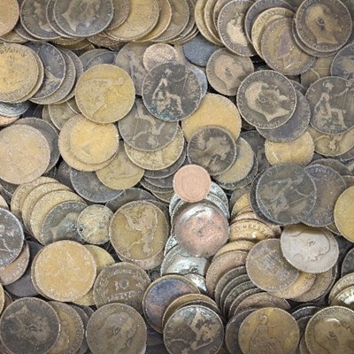 Lot 42 - A large collection of copper and silver coins,...