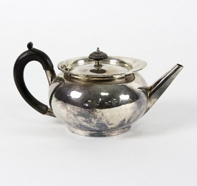 Lot 72 - A Victorian silver teapot, Aldwinkle & Slater,...