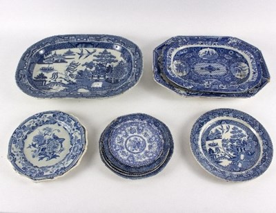 Lot 182 - A small group of blue and white pottery to...