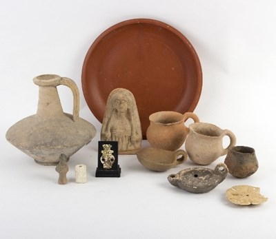 Lot 217 - A quantity of early earthenware to include an...