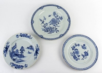 Lot 233 - A late 18th Century blue and white saucer dish...