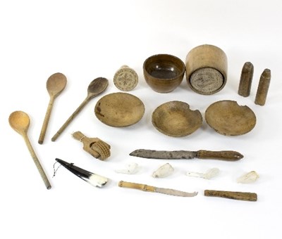 Lot 396 - A quantity of wooden moulds, implements and...