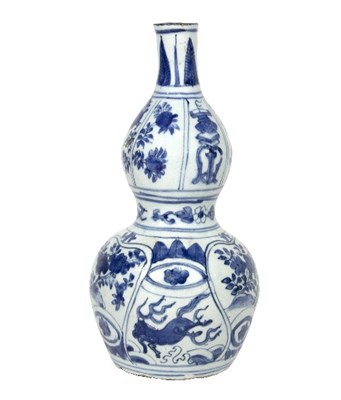 Lot 24 - A Chinese blue and white kraak double gourd...