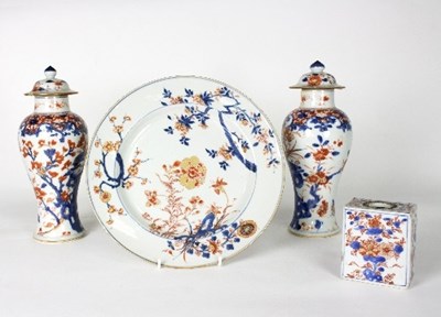 Lot 28 - A Chinese Imari plate, Kangxi, decorated...