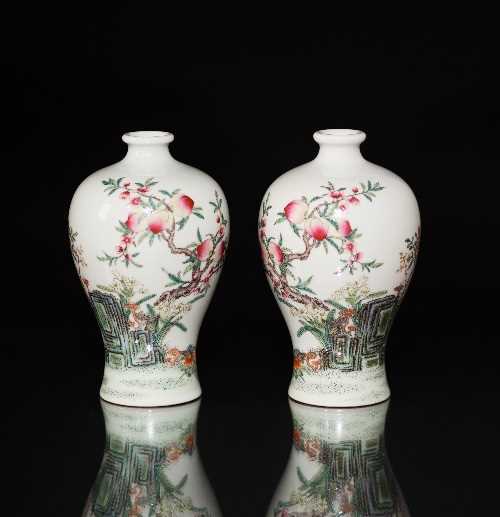 Lot 88 - A pair of Chinese porcelain Meiping vases,...