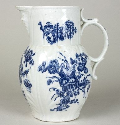 Lot 114 - A Worcester blue and white cabbage-leaf...