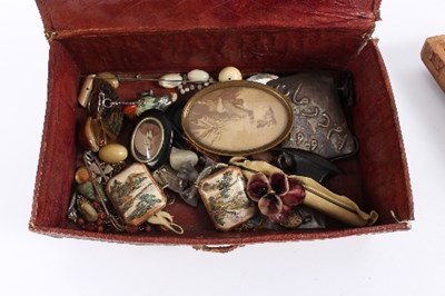 Lot 184 - A quantity of costume jewellery contained in a...