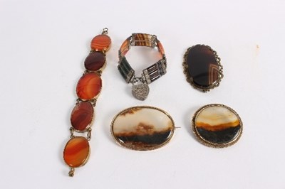 Lot 190 - A group of agate mounted jewellery comprising...