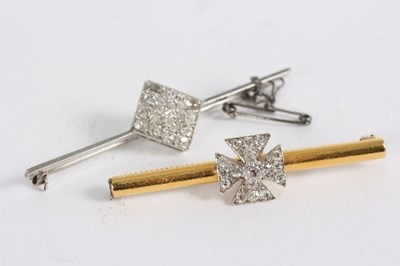 Lot 193 - A diamond set Maltese cross bar brooch to a...