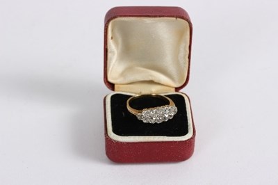 Lot 195 - A diamond ring with double row of twelve old...