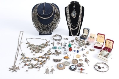 Lot 198 - A group of silver and white metal jewellery to...