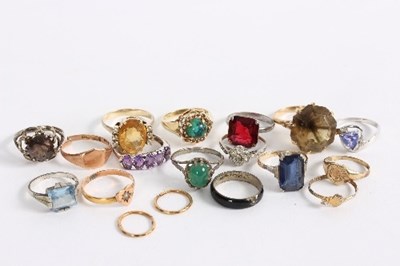 Lot 200 - A quantity of gem set rings, various mounts in...