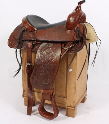 Lot 506 - A modern Western saddle with tooled decoration,...