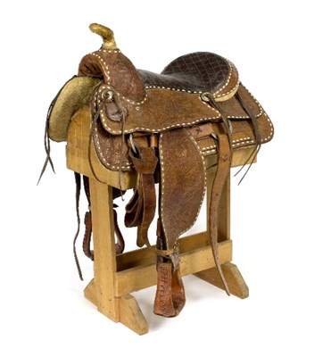 Lot 507 - A Western saddle with tooled decoration,...