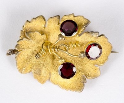 Lot 538 - A Victorian garnet brooch/pendant of vine leaf...