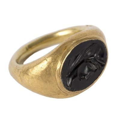 Lot 544 - A Roman gold intaglio ring, the carved...