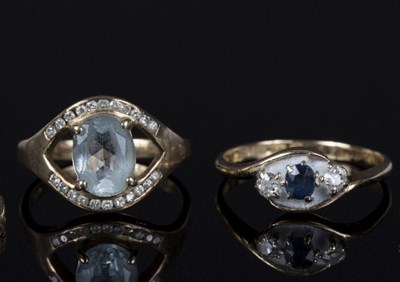 Lot 551 - An aquamarine and diamond set ring to a gold...