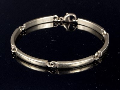 Lot 565 - A 9ct gold bar bracelet of six oblong links,...