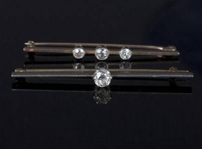 Lot 573 - A diamond set bar brooch, the single old cut...