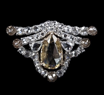 Lot 580 - A diamond set brooch/pendant, the central pear...